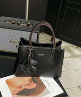 حقيبة يد نسائية كبيرة الحجم لون اسود مع دلاية - KSA